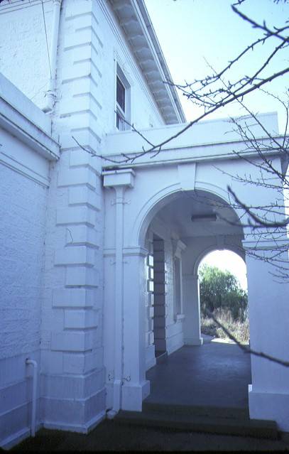 1 former supreme court now bendigo secondary college bendigo side entrance jul1984