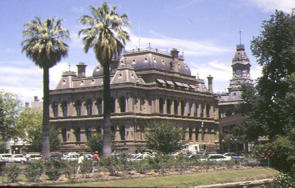 1 law courts bendigo front corner elevation 1994