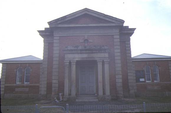 1 dunolly court house front elevation aug1984