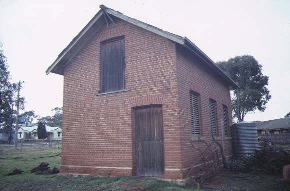 dunolly court house out building aug1984