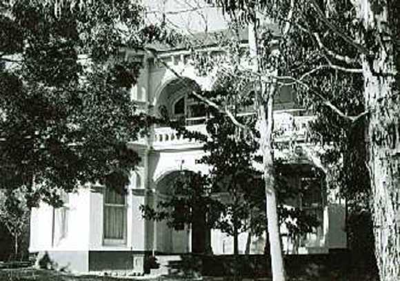 B4667 876 Glenferrie Road