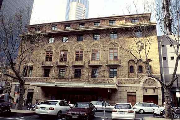 B4325 Comedy Theatre