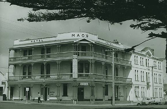 B0871 Mac's Hotel