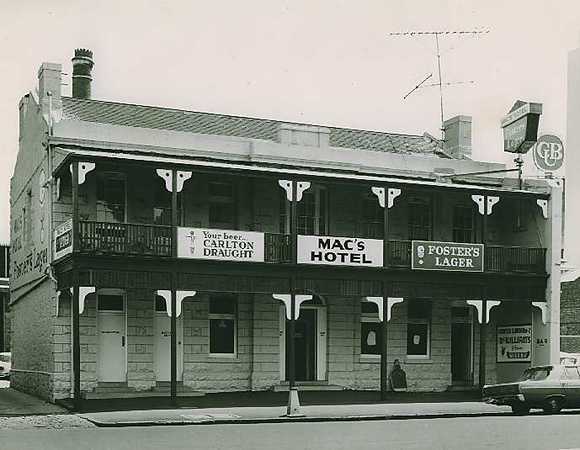 B122 Mac's Hotel