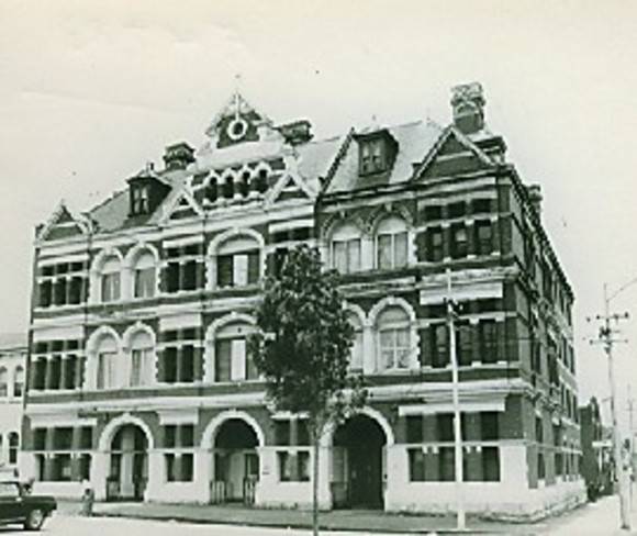B4783 Queen Bess Row