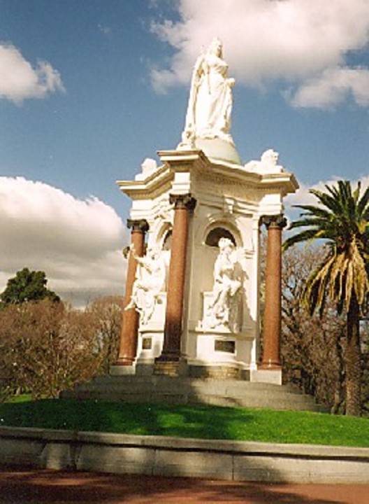 B6468 Queen Victoria Memorial 