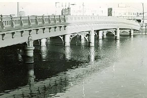B2239 Queens Bridge 