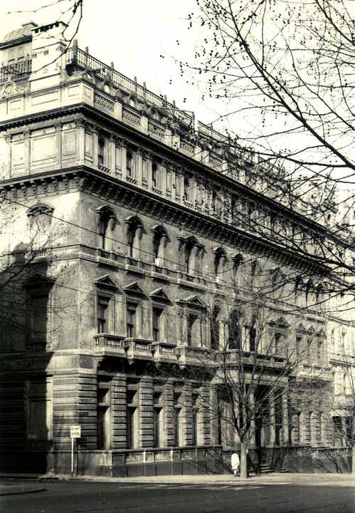 B0438 the Australian Club