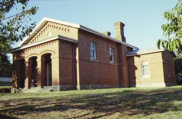 1 yackandandah court house william street yackandandah front corner view
