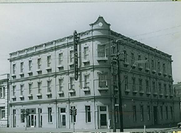 B215 Middle Park Hotel Canterbury Rd Middle Park