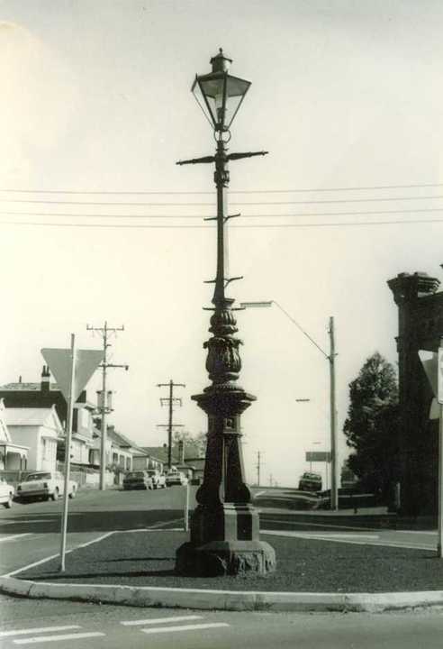 B2425 Lamp Post