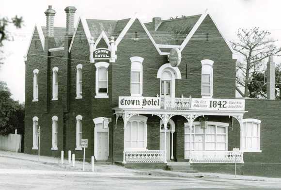 B1581 Crown Hotel 
