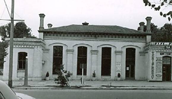 B1326 Old Town Hall Echuca