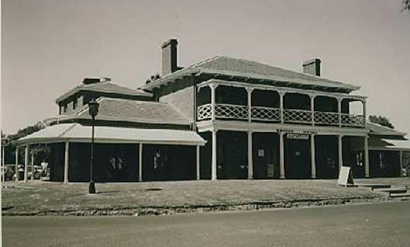 B1327 Bridge Hotel