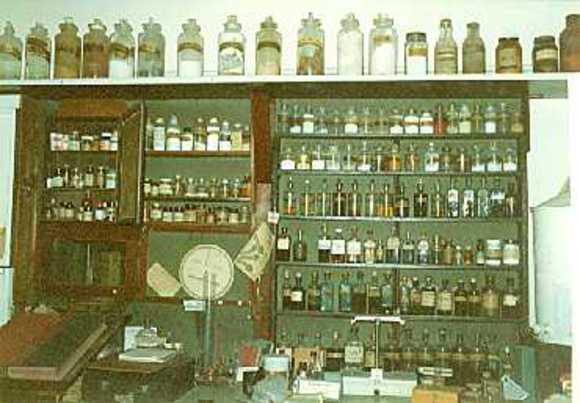 B2283 Dow's Pharmacy Chiltern interior