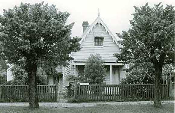 B2998 26 Finch Street Beechworth