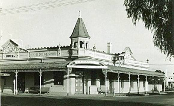 B2770 Court House Hotel Blake St Nathalia