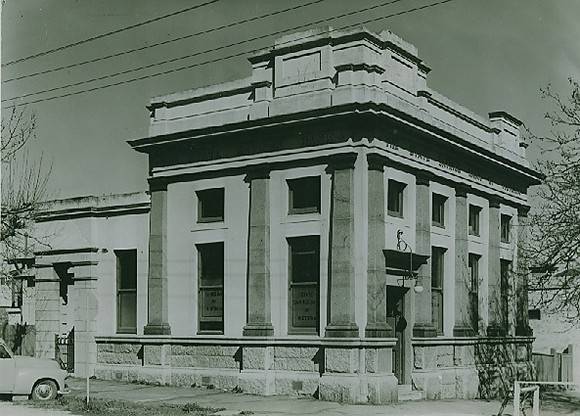 B2347 Fmr State Savings Bank 218 Barker St Castlemaine