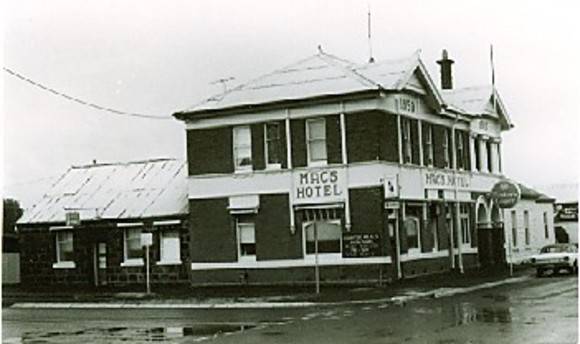 B5031 Mac's Hotel