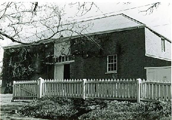 B1815 Red Brick Barn Carapook