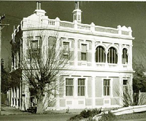 B5170 Former Colonial Bank 