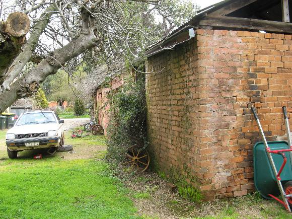 Plough Inn  Tarrawingee stables 2008 