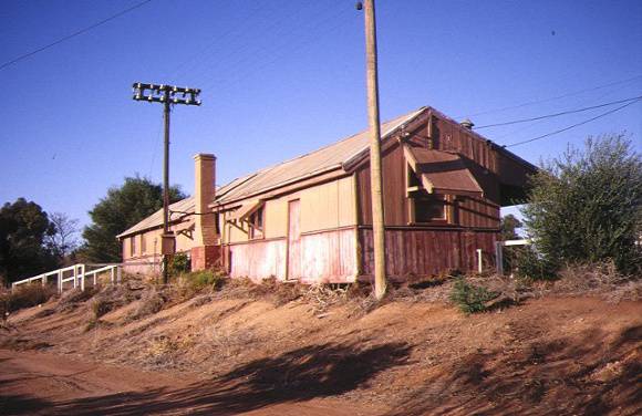 irymple railway station irymple avenue irymple rear view apr1995