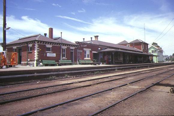 1 wangaratta railway station complex norton street wangaratta trackside view dec1984