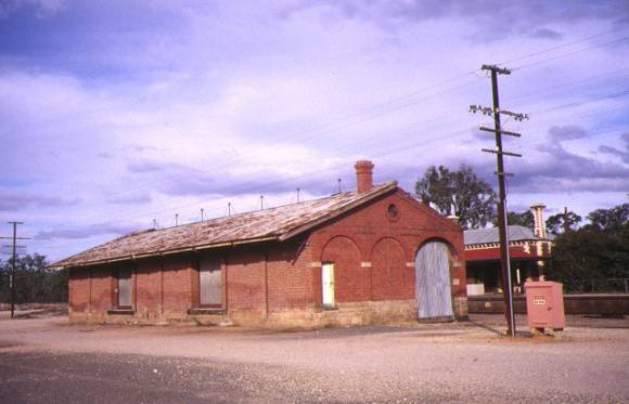 chiltern railway station & goods shed railway avenue chiltern goods shed apr1995