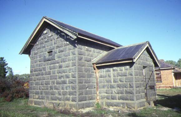 1 lock up davey street avoca side view aug1984