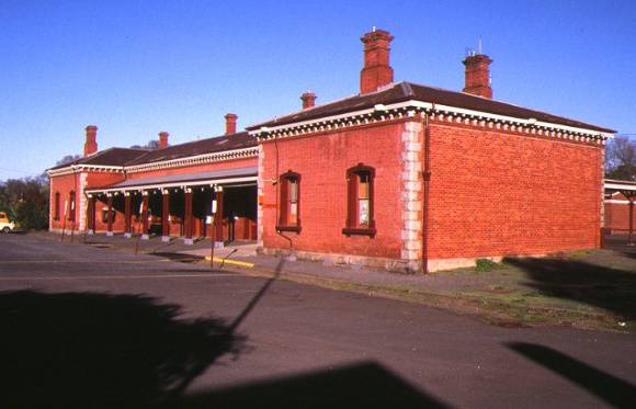 1 castlemaine railway station complex kennedy street castlemaine front view may1995