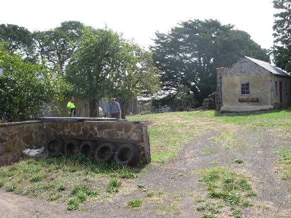 Burgers Penshurst_sitew with stable on left main cottage right_KJ _ apr 09