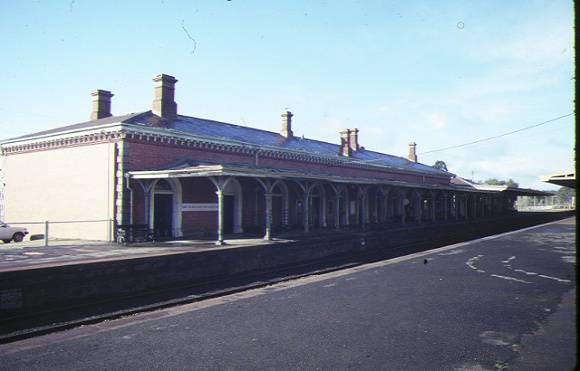 castlemaine railway station complex kennedy street castlemaine trackside view aug1984