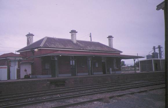 1 dunolly railway station trackside view may1995