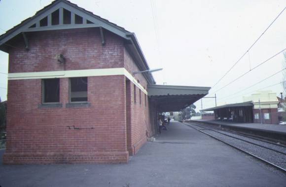 1 glenferrie railway station hawthorn station building jun1984
