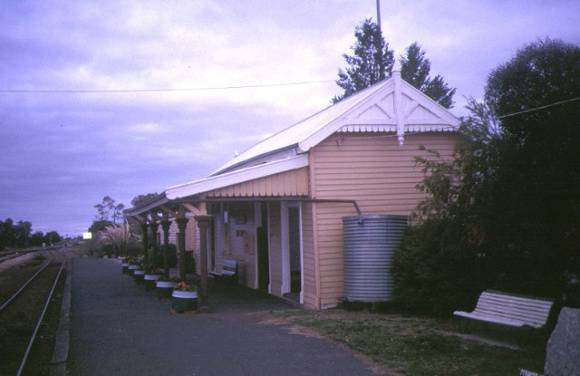1 pyramid hill railway station wandong bendigo line side view apr 95