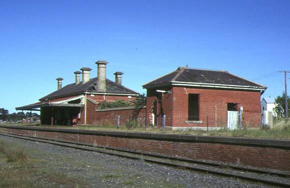 1 avoca railway station york avenue avoca trackside view nov1993