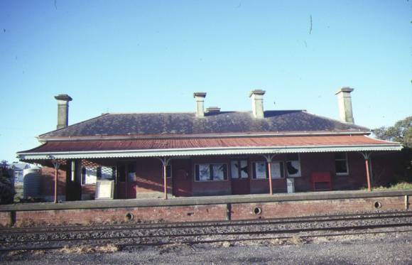 avoca railway station york avenue avoca front view aug1984
