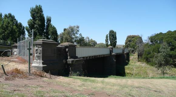 BRIDGE OVER LEIGH RIVER SOHE 2008