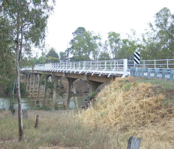 JANEVALE BRIDGE OVER THE LODDON RIVER SOHE 2008