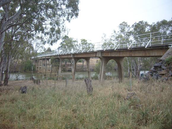 JANEVALE BRIDGE OVER THE LODDON RIVER SOHE 2008
