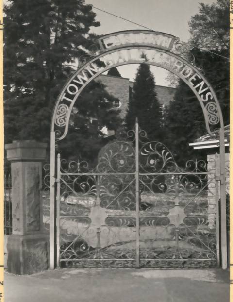  B2691 Cast iron fence and gateway 