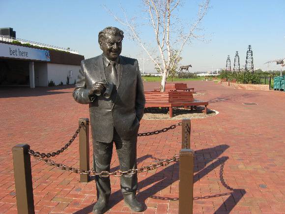 Flemington Racecourse_Bart Cummings statue_KJ_15 Jun 09  