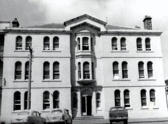 B0871 Mac s Hotel Gawler Street facade