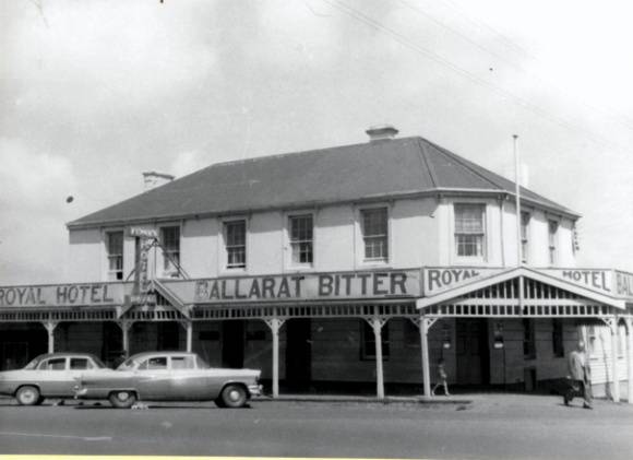 B0879 Royal Hotel with verandah 1958 