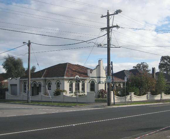 Interwar villas on Waverley Road.