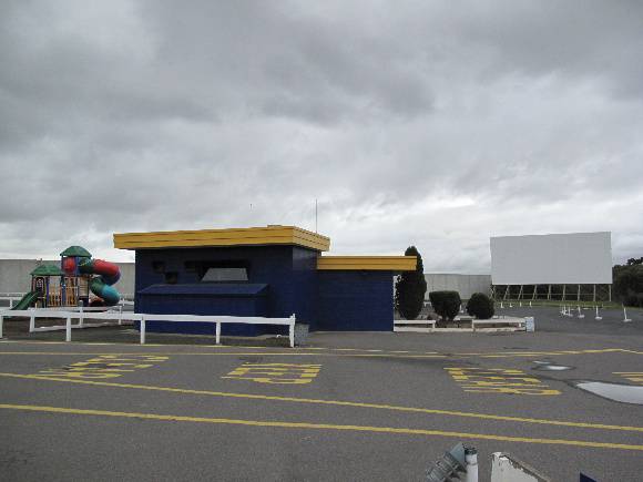 Coburg Drive In_8 May 2009_mz_Projection Building
