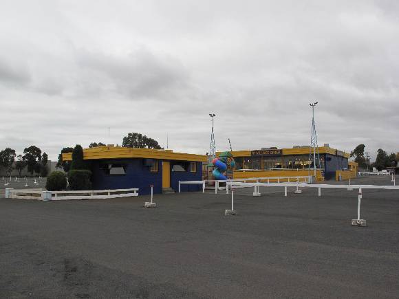Coburg Drive In_8 May 2009_mz_Diner and Projection Building
