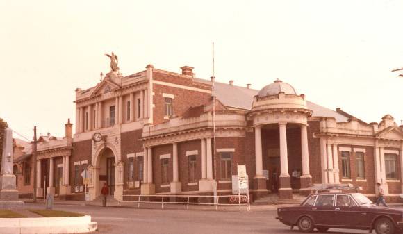B4998 Memorial Hall & Shire Offices 