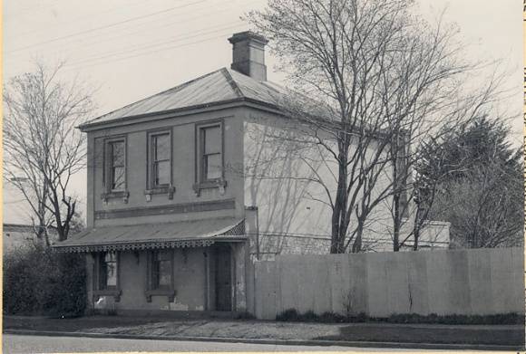 B1686 House next to Ballan Hotel Western Hwy Ballan